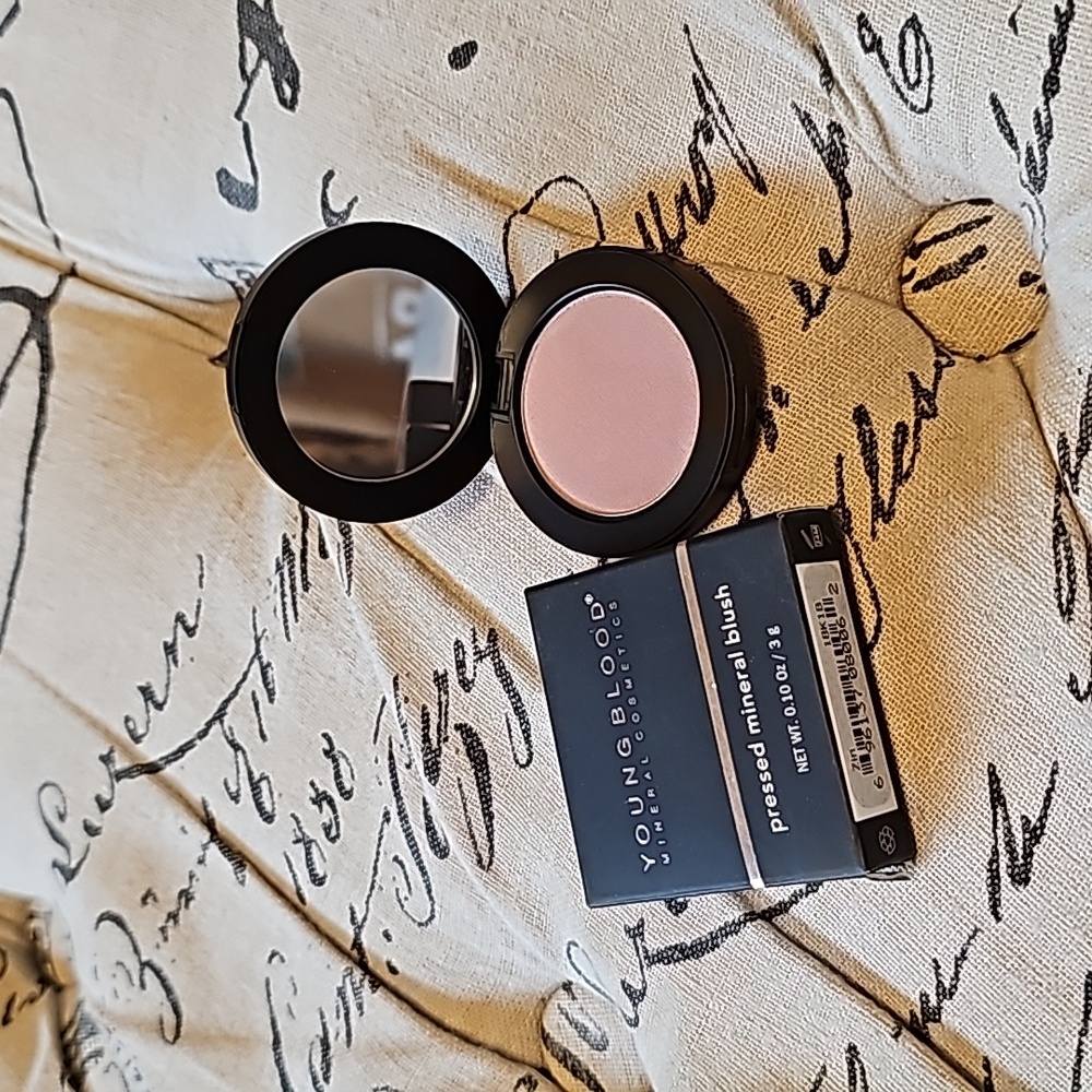 Pressed mineral blush